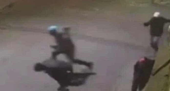 A balazos y desde una motocicleta, atacan a 3 hombres en El Montecillo