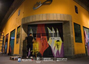 Así lucen los nuevos murales en las cortinas de negocios en el Centro Histórico