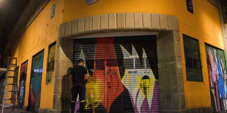 Así lucen los nuevos murales en las cortinas de negocios en el Centro Histórico