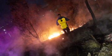 VIDEO: Combaten incendio en el camino a la presa San José