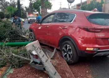 Conductora choca y derriba un poste en Avenida de La Paz