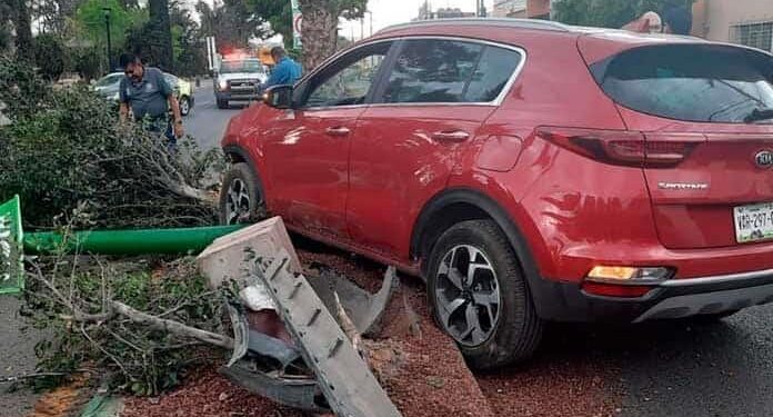 Conductora choca y derriba un poste en Avenida de La Paz