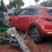 Conductora choca y derriba un poste en Avenida de La Paz
