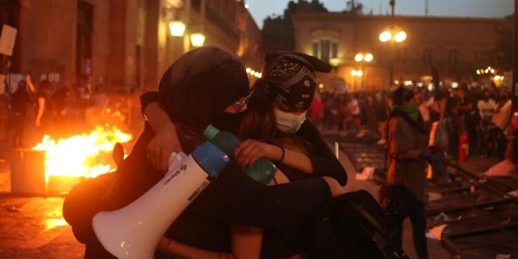 “¡Tu familia está en la lucha!” Más de 15 mil mujeres toman capital de SLP