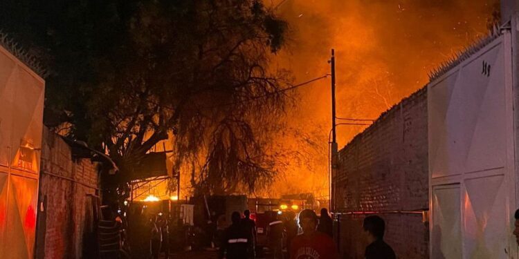 VIDEO| Incendio en un taller mecánico causó alerta a habitantes de Avenida Muñoz