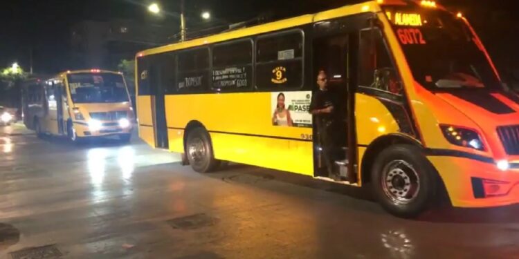 Con una caravana de camiones urbanos, despiden a “El Bombón”
