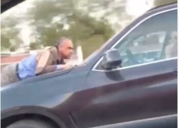 VIDEO: Hombre viaja por Salvador Nava aferrado al cofre de una camioneta