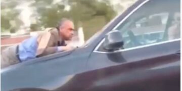VIDEO: Hombre viaja por Salvador Nava aferrado al cofre de una camioneta