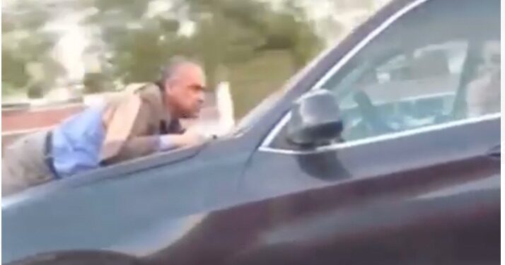 VIDEO: Hombre viaja por Salvador Nava aferrado al cofre de una camioneta