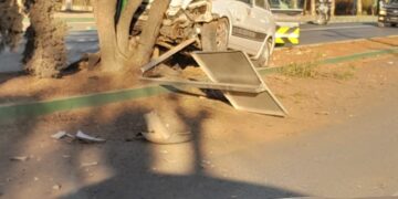 Auto se impacta contra un árbol en la salida de la carretera a Zacatecas