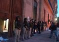 Mujeres agredidas por trabajadores de la UASLP realizan destrozos
