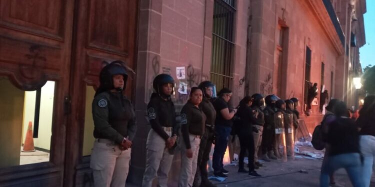 Mujeres agredidas por trabajadores de la UASLP realizan destrozos