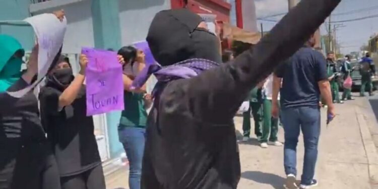 Alumnas de la ESCA denunciaron acoso y hostigamiento por parte de profesores en manifestación