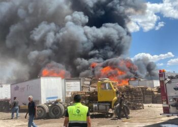 Incendio en bodega clandestina de tarimas en Pozos