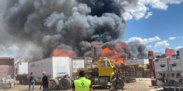 Incendio en bodega clandestina de tarimas en Pozos