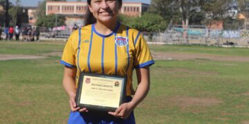 Mayte López recibe reconocimiento en su despedida