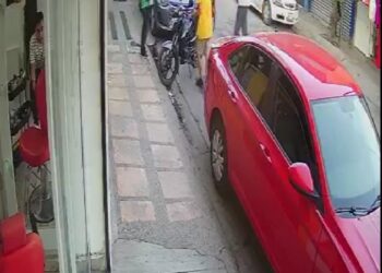 VIDEO: Sujetos armados asaltan a repartidor en B. Anaya y lo despojan de su moto