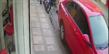 VIDEO: Sujetos armados asaltan a repartidor en B. Anaya y lo despojan de su moto