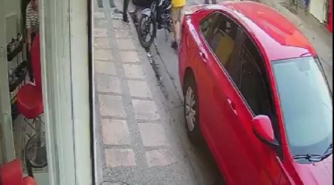 VIDEO: Sujetos armados asaltan a repartidor en B. Anaya y lo despojan de su moto