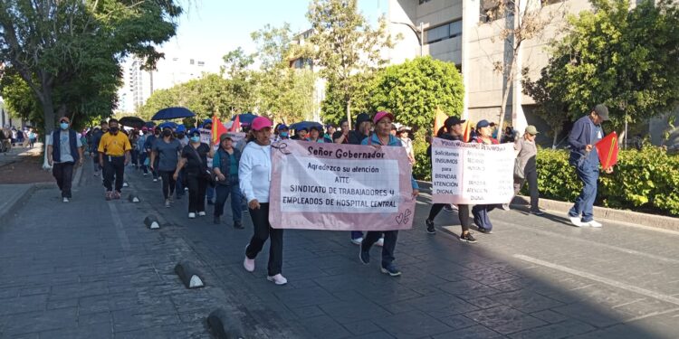 Marchan trabajadores del Hospital Central, denuncian falta de insumos y medicamentos