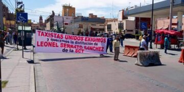 Taxistas bloquean calles aledañas a la Alameda