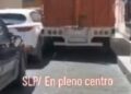 VIDEO: Camioneta de redilas daña vehículos en el centro histórico y continua su paso, lo capta usuario de Tiktok