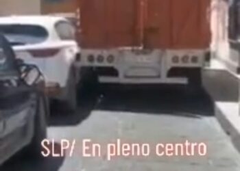 VIDEO: Camioneta de redilas daña vehículos en el centro histórico y continua su paso, lo capta usuario de Tiktok