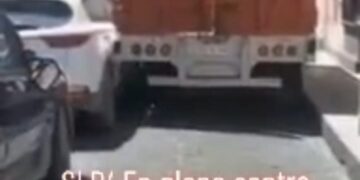 VIDEO: Camioneta de redilas daña vehículos en el centro histórico y continua su paso, lo capta usuario de Tiktok