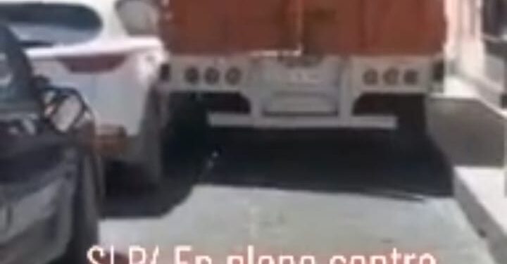VIDEO: Camioneta de redilas daña vehículos en el centro histórico y continua su paso, lo capta usuario de Tiktok