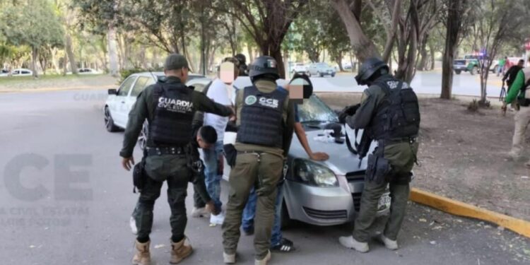 Jóvenes amedrentaban a paseantes con arma de juguete en el Parque Tangamanga I, fueron detenidos