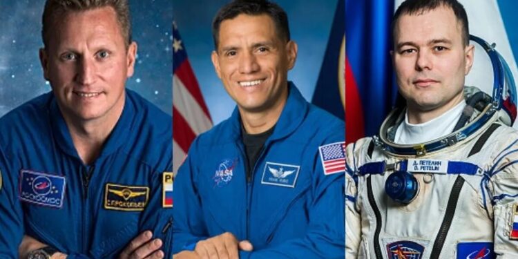 Tres astronautas están atrapados en el espacio… ¿por qué no los rescatan?