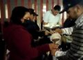 “Solitarios”, el grupo de taxistas que reparte cenas en los hospitales de SLP