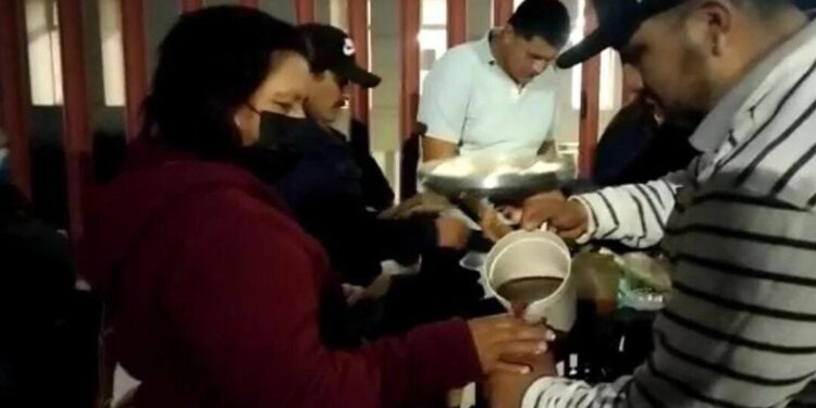 “Solitarios”, el grupo de taxistas que reparte cenas en los hospitales de SLP