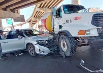 Chocan carro y revolvedora en Acceso Norte