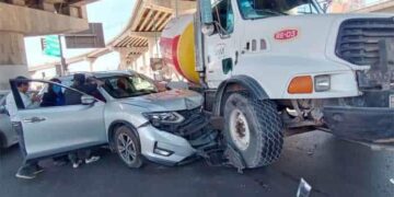 Chocan carro y revolvedora en Acceso Norte