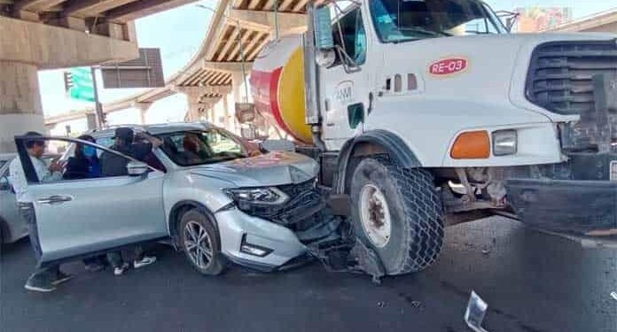 Chocan carro y revolvedora en Acceso Norte