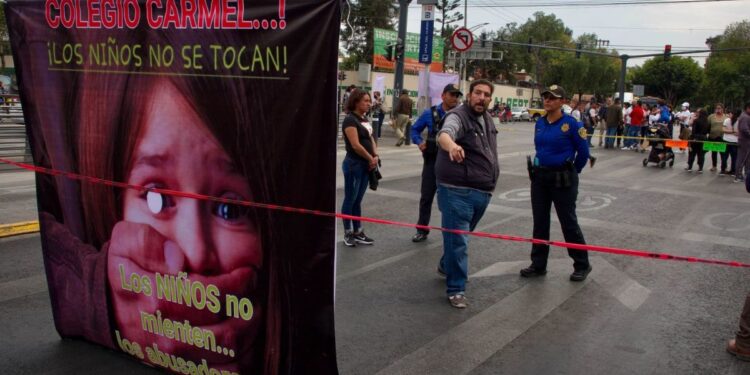 Padres denuncian a colegio en CDMX por abuso sexual de profesores a 17 menores