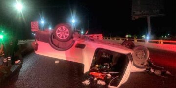Dos lesionados, saldo de volcadura de una camioneta en carretera a Rioverde