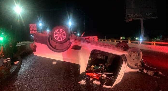 Dos lesionados, saldo de volcadura de una camioneta en carretera a Rioverde