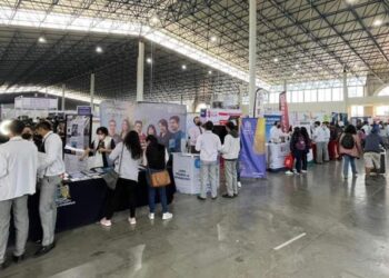 Miles de visitantes en segundo día de la Feria de las Universidades 2023 en la Fenapo
