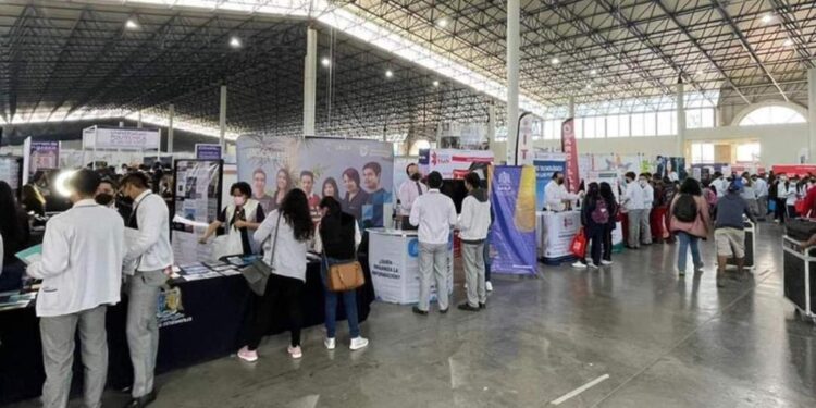 Miles de visitantes en segundo día de la Feria de las Universidades 2023 en la Fenapo