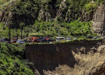 Socavón de 35 metros en costas de Tijuana genera caos en frontera México-EEUU