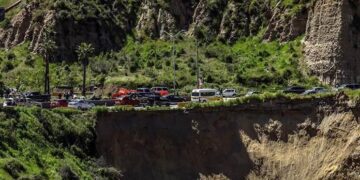 Socavón de 35 metros en costas de Tijuana genera caos en frontera México-EEUU