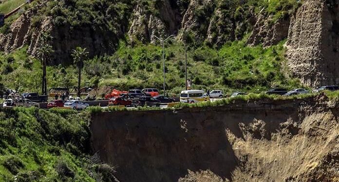 Socavón de 35 metros en costas de Tijuana genera caos en frontera México-EEUU