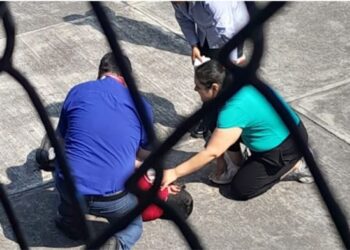 Niño se lanzó de un segundo piso tras ser acusado de robar dinero a su maestra: “Le dijeron que dejara de existir”