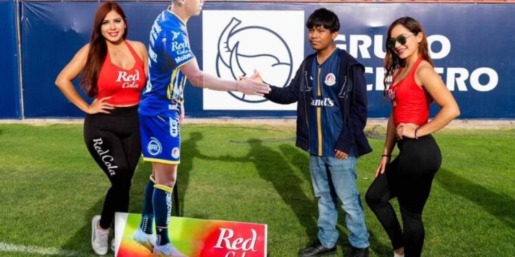 Tunden en redes al Atlético de San Luis por convivencia con jugadores de cartón