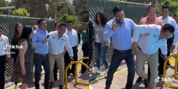 VIDEO: ¡Casi no la libra! Gallardo intenta tirar a la alberca al secretario de Gobierno de SLP