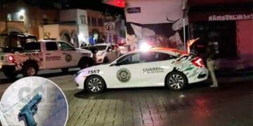 Individuo se enfrenta a policías y resulta herido en calles del Barrio de Tequis