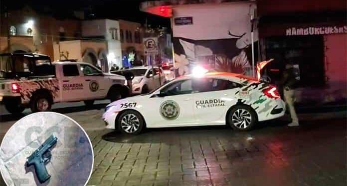 Individuo se enfrenta a policías y resulta herido en calles del Barrio de Tequis