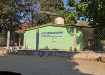 Padres de familia en Oaxaca niegan educación a niña por no querer usar falda